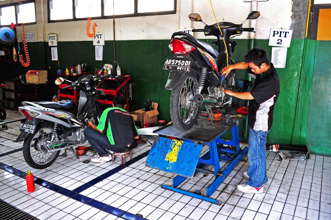 Bengkel DELAPAN MOTOR: Solusi Cepat untuk Motor Cilacap yang Tak Pernah Lelah